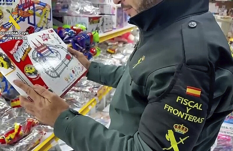 Imagen de archivo de inspección de juguetes por parte de agentes de la Guardia Civil 