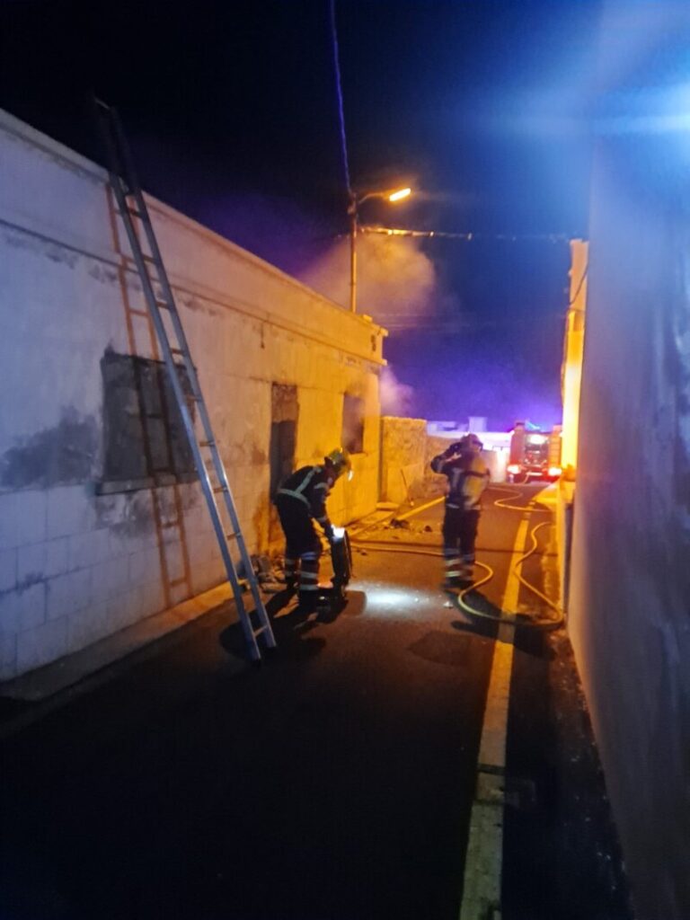 Imagen de los trabajos de extinción del incendio. Foto Consorcio de Seguridad y Emergencias de Lanzarote 