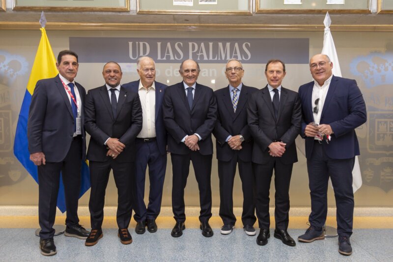 Las leyendas de la UD Las Palmas y el Real Madrid se reencuentran en el Palco de Honor del Estadio Gran Canaria. Foto "X" UD Las Palmas