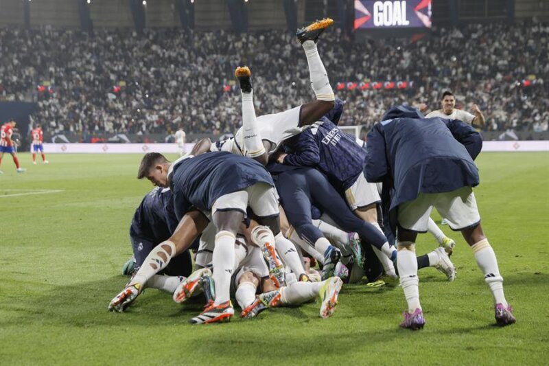 El Real Madrid espera rival en la final de la Supercopa- Imagen: Los jugadores del Real Madrid celebran el cuarto gol del partido. EFE
