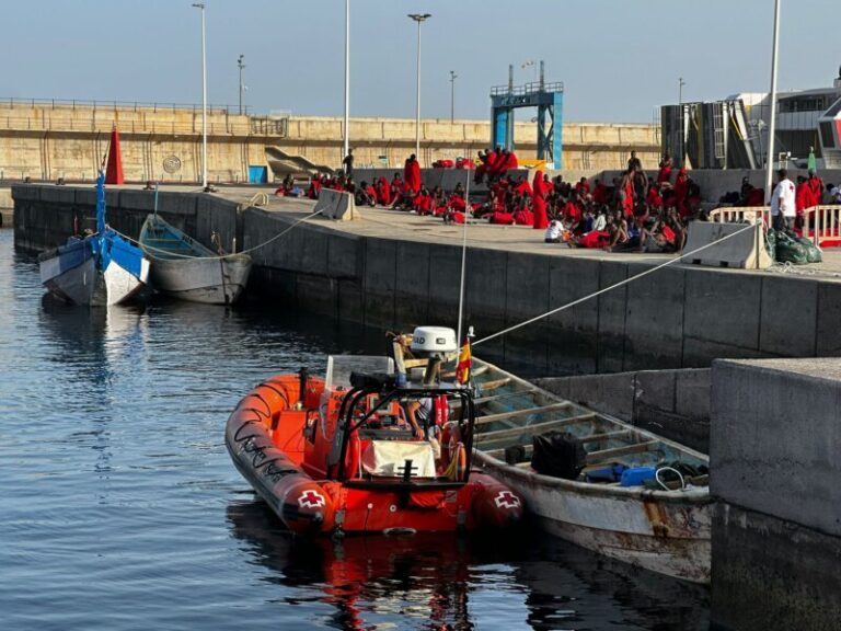 Continúan llegando embarcaciones irregulares a Canarias
