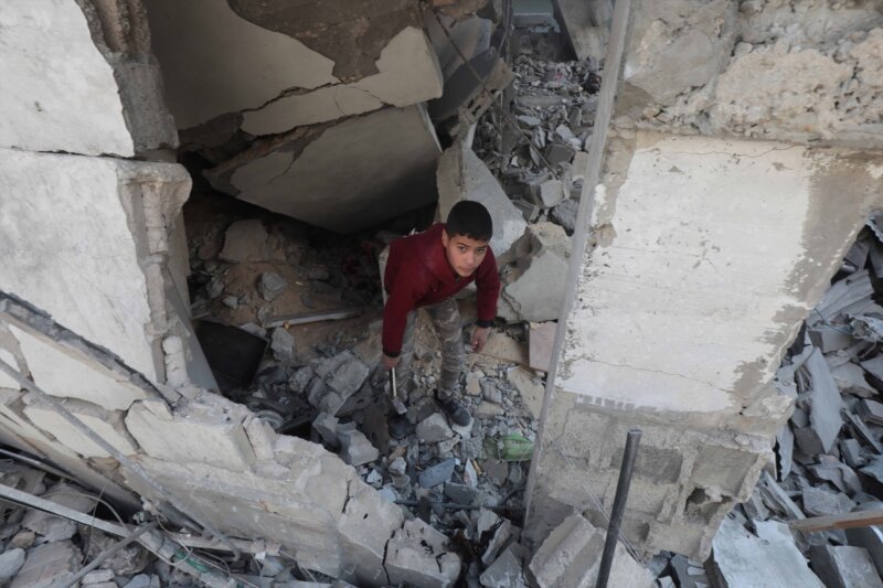 Un niño palestino en un edificio derruido. Imagen Naaman Omar / Zuma Press / Contactophoto