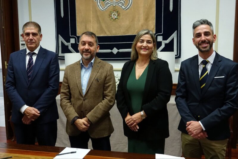 Imagen de la firma del acuerdo entre RTVC y el Ayuntamiento de Santa Cruz de Tenerife para retransmitir el carnaval 2024