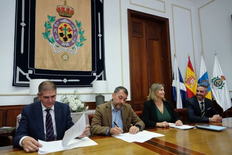 Imagen de la firma del acuerdo entre RTVC y Ayuntamiento de Santa Cruz de Tenerife para el carnaval 2024