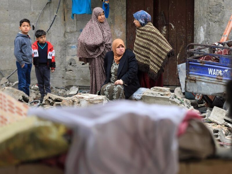 Un grupo de ciudadanos palestinos sobre los escombros de un edificio en Gaza. Imagen: Europa Press/Contacto/Yasser Qudih