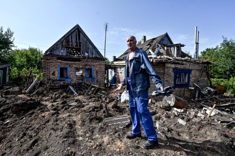 Un hombre junto a su vivienda, alcanzada por un ataque con artillería por parte de Rusia, en la ciudad de Kushuhum, en Zaporiyia, Ucrania (archivo). Imagen Ukrinform/Dpa 