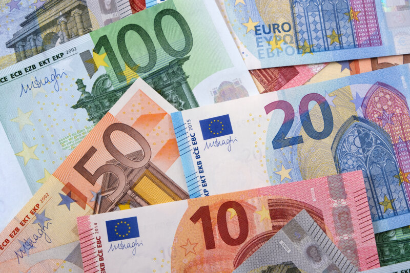 Variedad de billetes de euro. Imagen de recurso Freepik