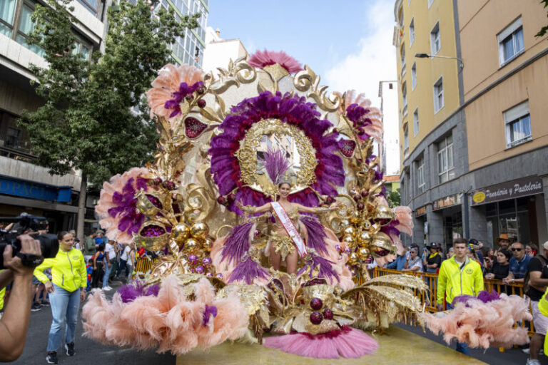 ‘Los Carnavales del Mundo’ celebran su Gran Cabalgata junto a 120.000 personas
