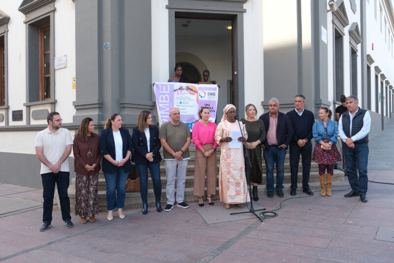 Día Internacional de Tolerancia Cero con la Mutilación Genital Femenina. Lectura de un manifiesto en el exterior del Cabildo de Fuerteventura. Imagen Cabildo de Fuerteventura