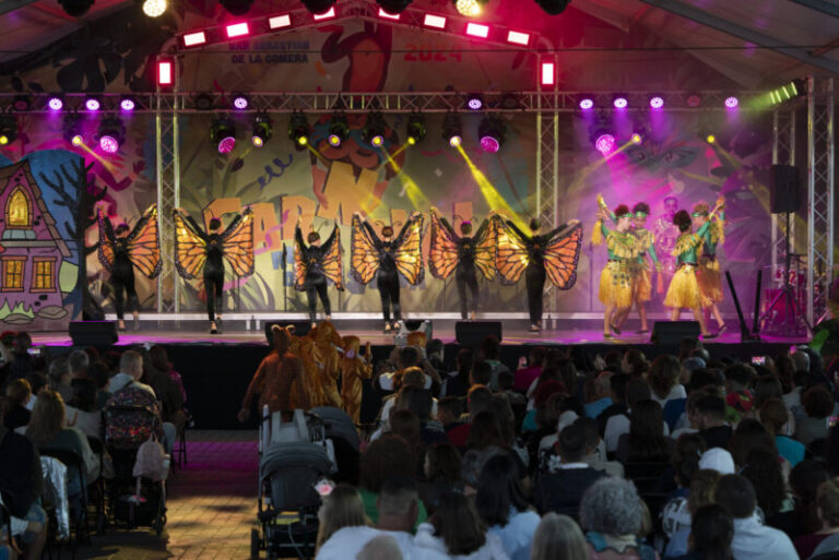 Llegó el carnaval a San Sebastián de La Gomera que viste de gala al ritmo de la selva