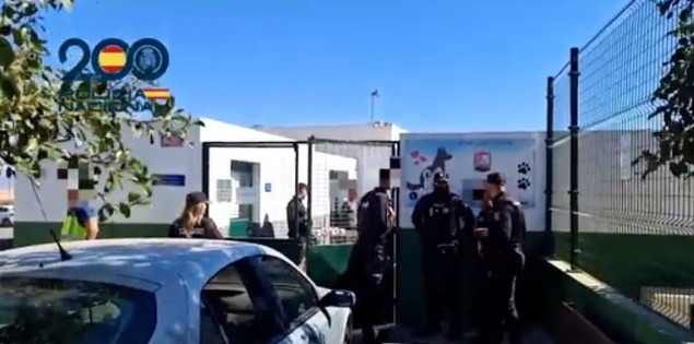 Imagen operación policial en Lanzarote. Dos personas son detenidas por tráfico de drogas. Una de ellas era empleado de un cementerio y perrera municipal 