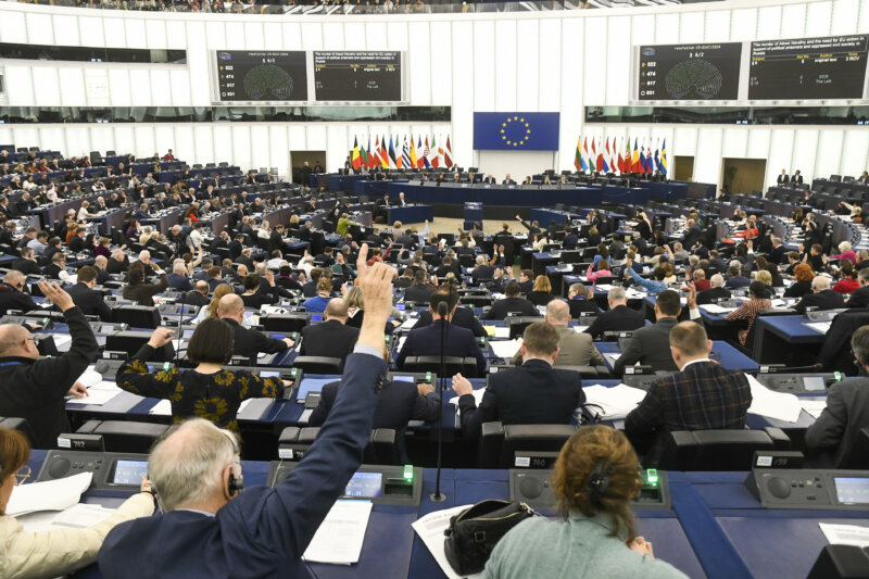 En una resolución aprobada con 451 votos a favor, 46 en contra y 49 abstenciones, la Eurocámara insiste en que la victoria ucraniana depende de que sus aliados