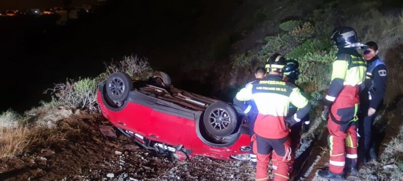 Un coche cae por una ladera en Gran Canaria
