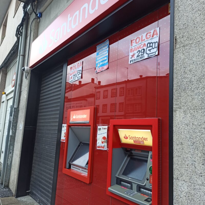 Oficina del Santander cerrada en la calle Concheiros, en Santiago, en la mañana del 26 de febrero durante el paro de dos horas convocado en la banca EUROPA PRESS 26/2/2024