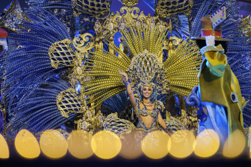 La Reina del Carnaval 2023 se despidió de su reinado ante el público y los grupos del carnaval / RTVC 