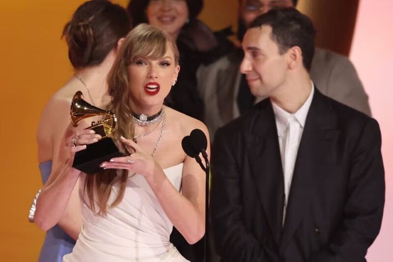 Taylor Swift acepta el premio al Álbum del Año por Midnights durante la 66ª Entrega Anual de los Premios Grammy en Los Ángeles, California, EE.UU., el 4 de febrero de 2024. REUTERS