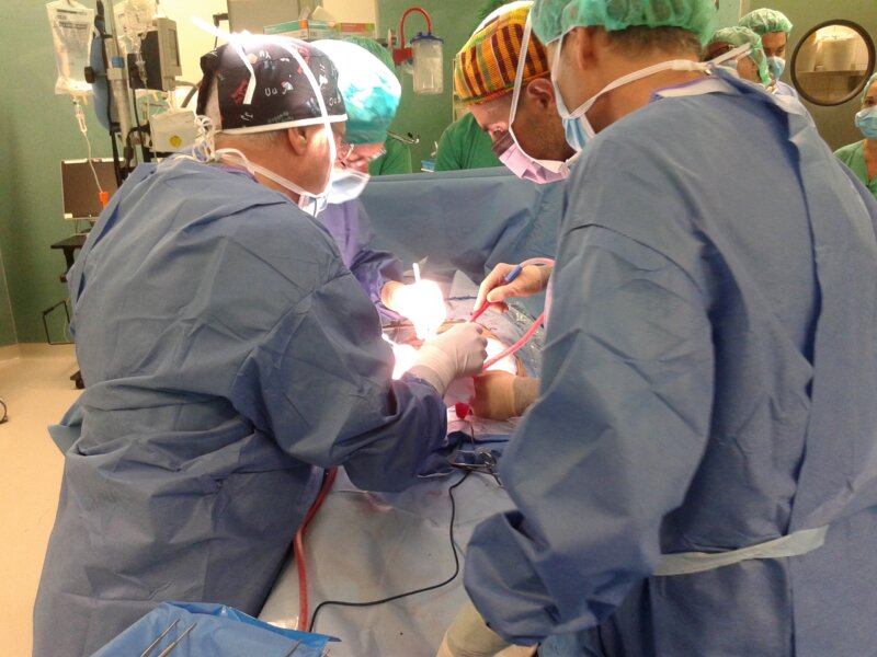 Implante de un riñón. Foto cedida por el HUC