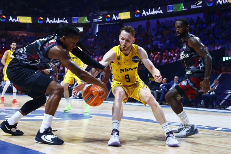 85-61. El Tenerife cede el liderato en Belgrado ante el Hapoel Jerusalén