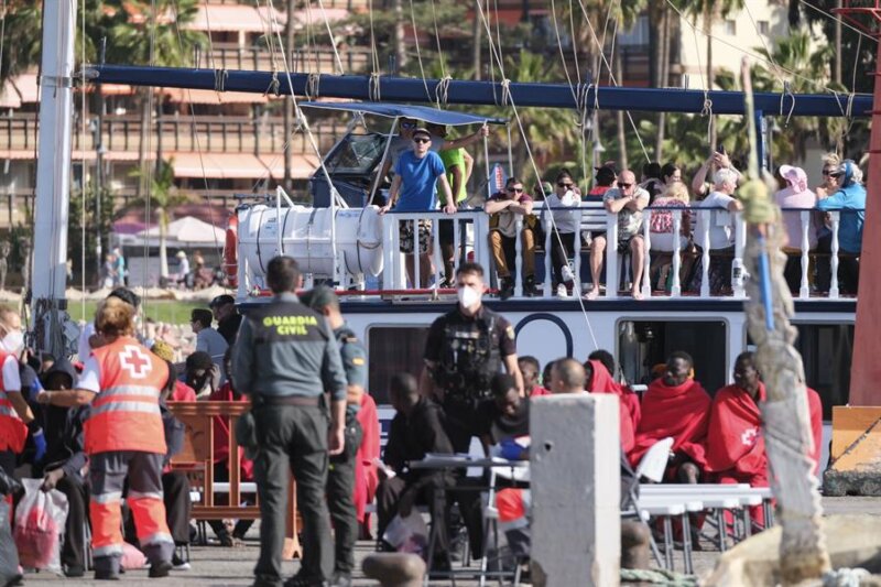 Asistencia a los 41 migrantes llegados a Los Cristianos, Tenerife. Imagen EFE