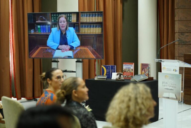 El Parlamento de Canarias homenajea a Ángel Guerra con la lectura colectiva de ‘La Lapa’