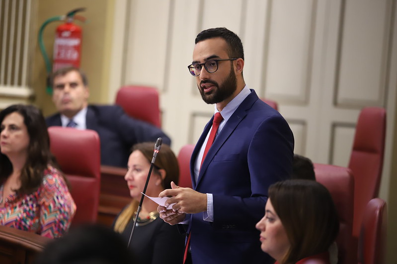 La petición del diputado de AHI, Raúl Acosta, de incluir a hijos de padres separados en la subvención al transporte fue aprobada por el Pleno del Parlamento