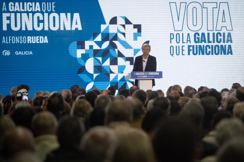 VIGO, 15/02/2024.- El presidente de la Xunta de Galicia, Alfonso Rueda, durante su intervención en un acto electoral celebrado este jueves en Vigo. EFE/ Salvador Sas