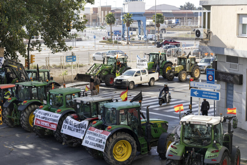 GRAFAND8560. MÁLAGA, 06/02/2024.-Tractores y camiones de los agricultores y ganaderos malagueños bloquean los accesos al Puerto de Málaga para protestar por la crisis del campo. EFE/Daniel Pérez