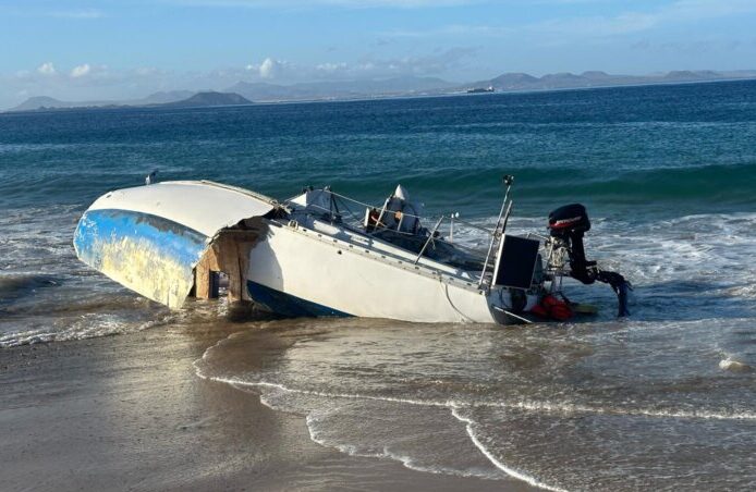 Un velero queda encallado en la Playa de Papagayo