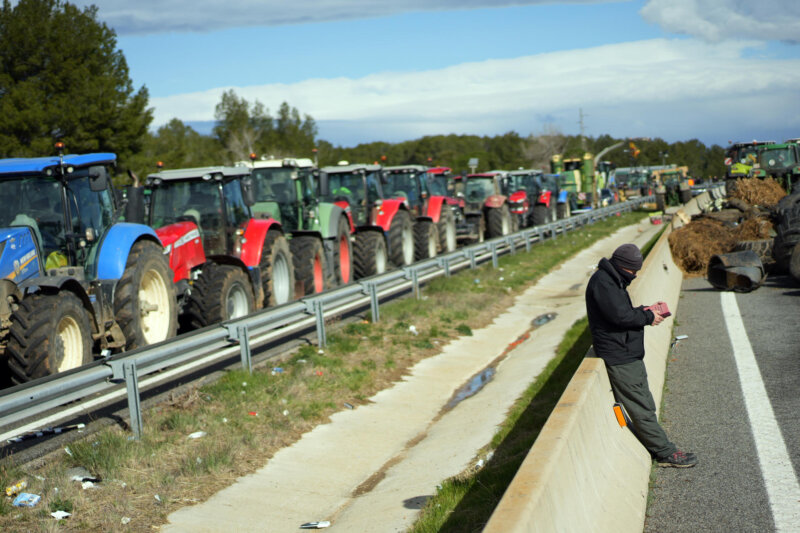 Los agricultores catalanes mantienen este miércoles los cortes de las vías de tráfico que bloquearon ayer, con la autopista AP-7 como punto más destacado, a la espera de que se atiendan sus peticiones vinculadas a importaciones, burocracia o gestión del agua. EFE/David Borrat