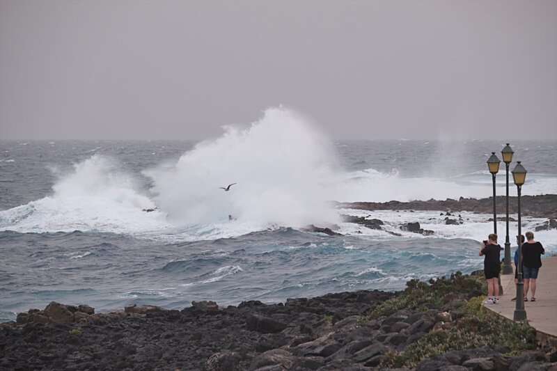 Canarias continúa en aviso amarillo por fuerte oleaje y viento