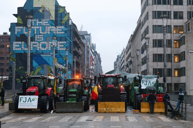 Los tractores se encuentran durante una protesta de los agricultores europeos por las presiones de precios, los impuestos y la regulación ecológica, el día de una reunión de Ministros de Agricultura de la UE en Bruselas, Bélgica, el 26 de febrero de 2024. REUTERS/Yves Herman
