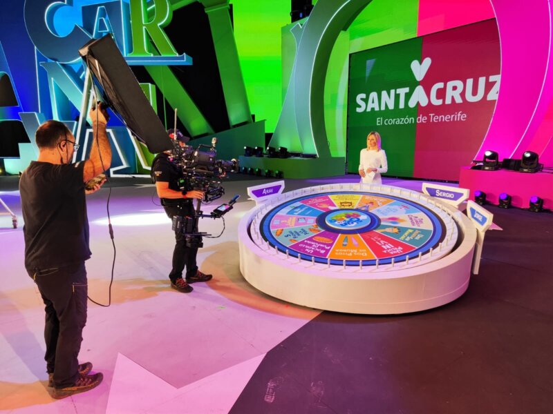Estíbaliz Pérez realizando el programa especial del Buenos Días Canarias desde el escenario del Carnaval / RTVC
