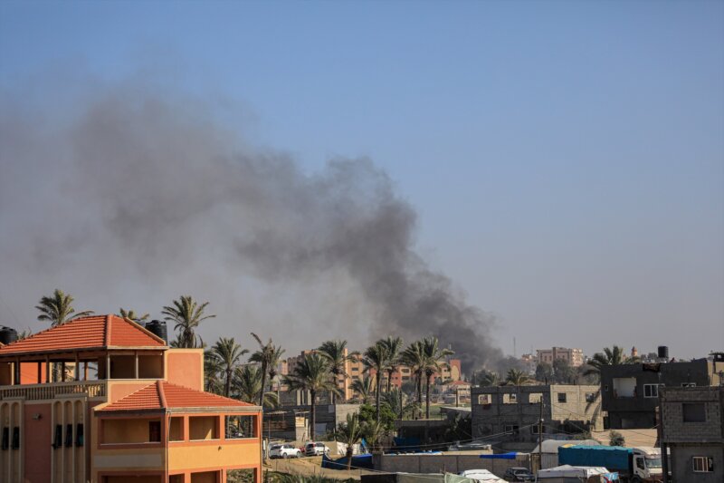 Columna de humo tras un bombardeo del Ejército de Israel contra la ciudad de Jan Yunis, en el sur de la Franja de Gaza (archivo) Europa Press/Contacto/Rizek Abdeljawad 
