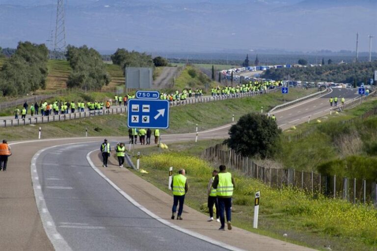 Los agricultores protestan con cortes de carreteras en Andalucía