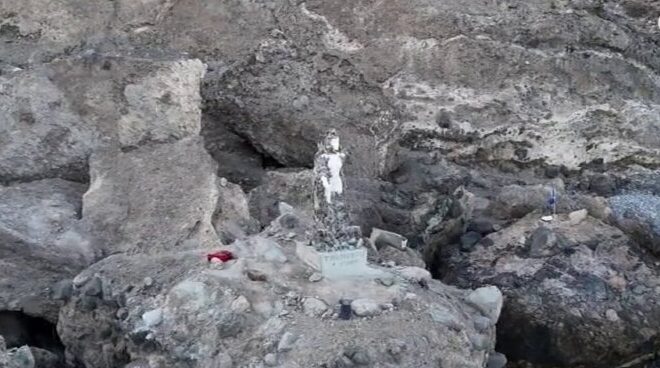Una nómada digital construye una escultura en la Playa de la Molina, en Gran Canaria
