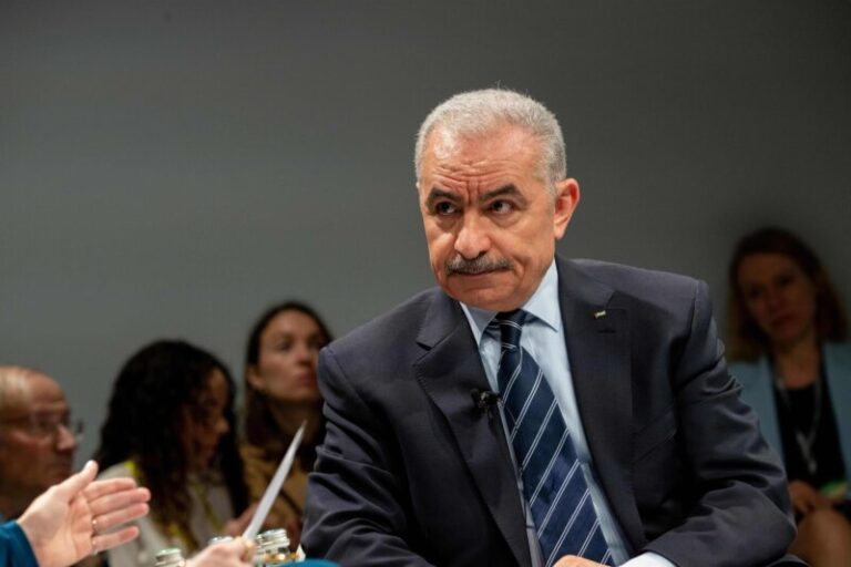 El primer ministro palestino presenta su dimisión y la de su gobierno