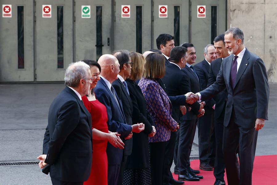  El rey Felipe VI y el presidente del Gobierno, Pedro Sánchez, saludan a las autoridades a su llegada a la Fira de Barcelona para el acto oficial de inauguración de la MWC. Imagen EFE