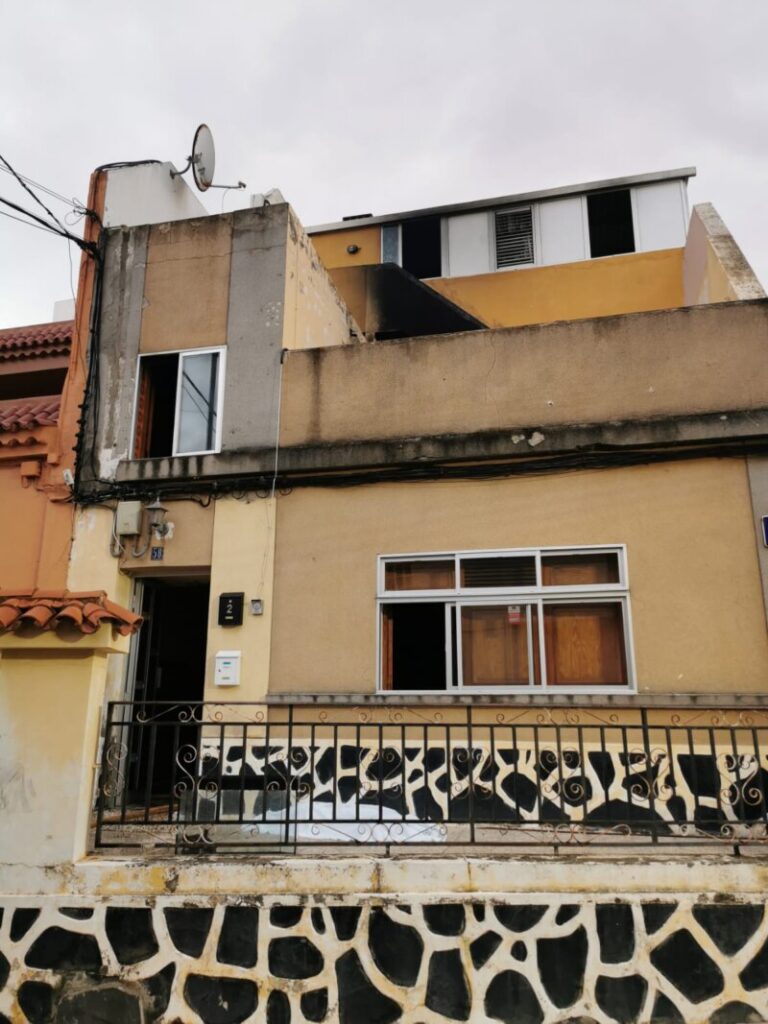 Incendio en una vivienda de Arucas, Gran Canaria, con dos personas atrapadas