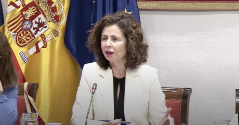 La Consejera de Hacienda del Gobierno de Canarias, Matilde Asián, durante su comparecencia en el Parlamento de Canarias 