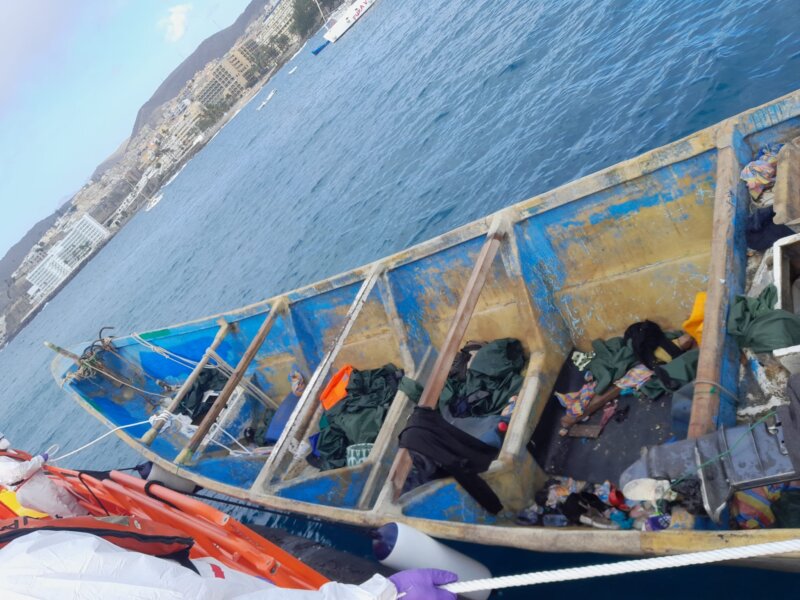 Llegan dos nuevas embarcaciones con más de cien migrantes a Canarias