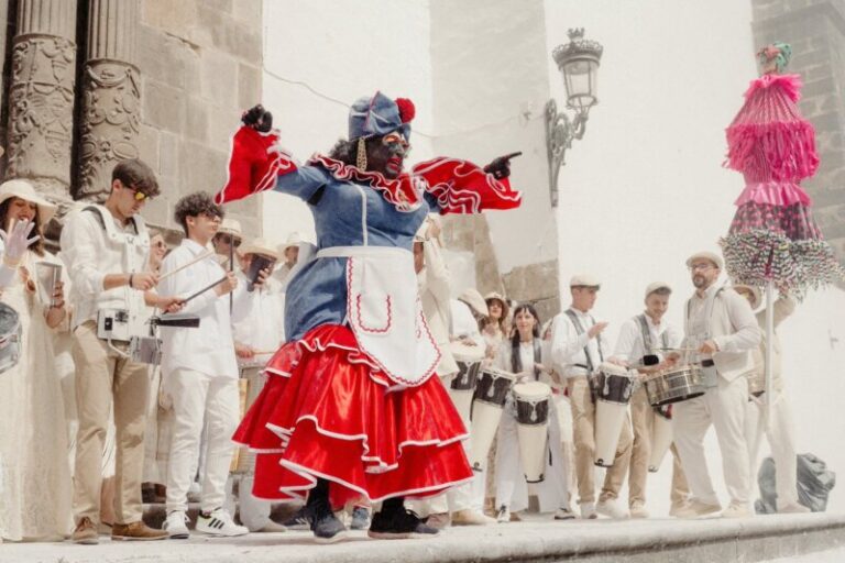 Los Indianos llena de blanco Santa Cruz de La Palma