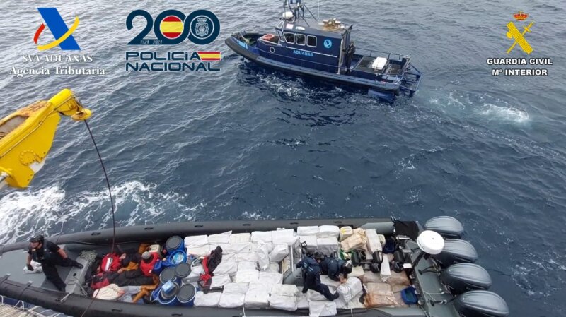 Interceptan una embarcación con más de 4 toneladas de cocaína en aguas canarias