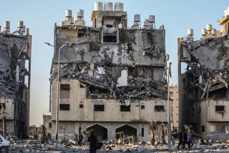 Edificios destruidos por los ataques del Ejército de Israel en la ciudad de Jan Yunis, en el sur de la Franja de Gaza. Imagen: Mohammed Talatene/dpa