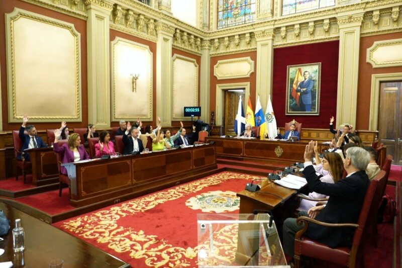 Imagen del pleno municipal del Ayuntamiento de Santa Cruz de Tenerife, el cual aprobó por mayoría ofertar cursos de empleo para mujeres en situación de vulnerabilidad