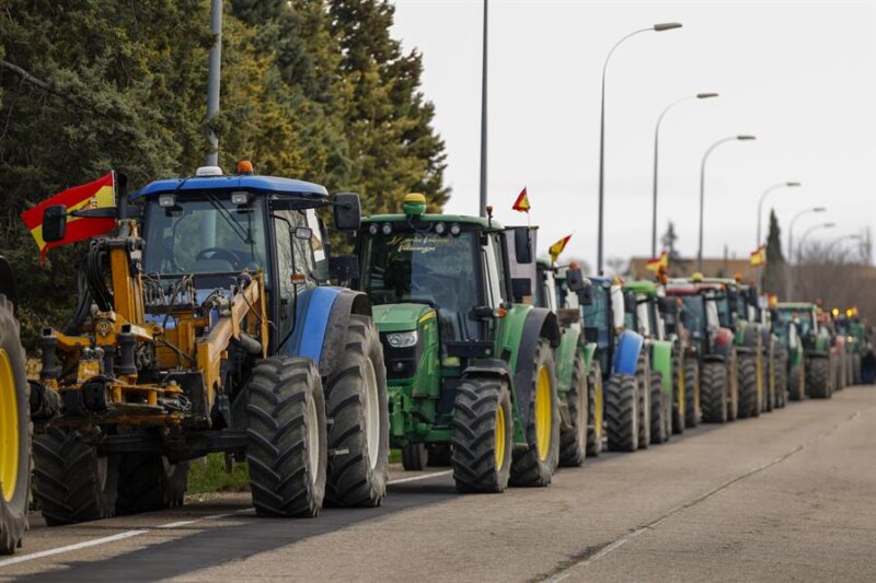 TITULCIA (MADRID), 12/02/2024.- Varios tractores listos para el inicio de la marcha por la Comunidad de Madrid, convocada por las organizaciones agrarias Asaja, COAG y UPA, este lunes en la localidad madrileña de Titulcia. EFE/ Javier Lizón