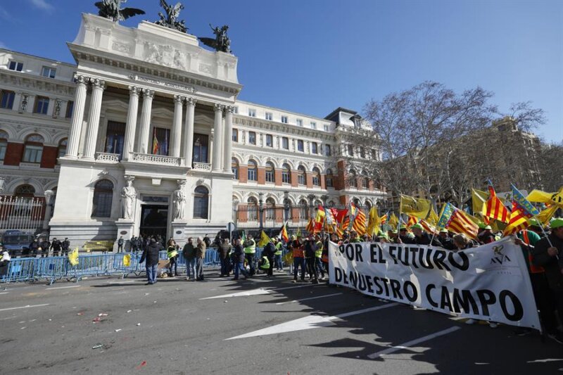 Agricultores de varios puntos de España se manifiestan frente a la sede del Ministerio de Agricultura en Madrid este lunes. Imagen EFE