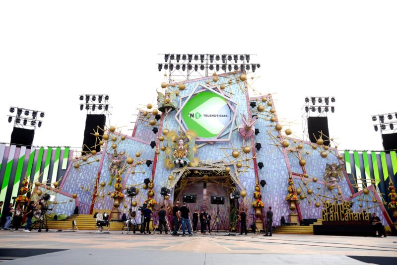 El Telenoticias 1 convirtió el escenario de la Gala de la Reina del Carnaval en un plató de televisión / RTVC