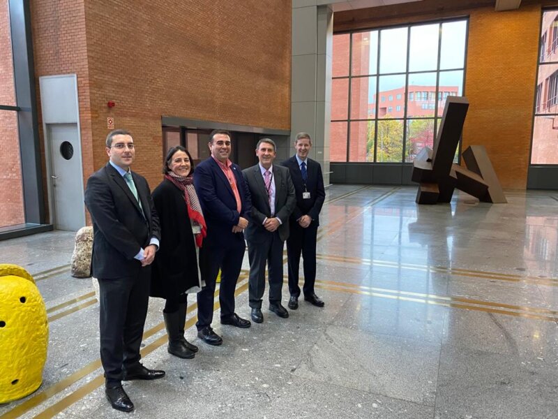 Jorge Méndez, en el centro de la imagen, con personal del Departamento de Efectivo de Banco de España.
