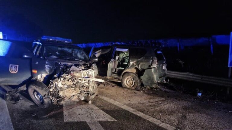 Seis muertos al arrollar un camión un control de la Guardia Civil en Los Palacios, Sevilla
