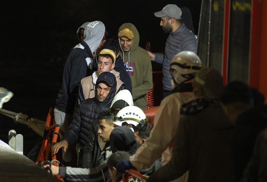 Rescatan a 53 personas, entre ellas a 6 menores, de una patera al noreste de Haría
